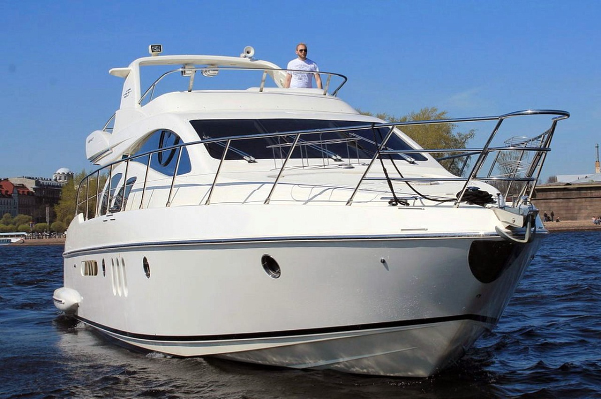 Аренда моторной яхты Azimut 55 в Питере